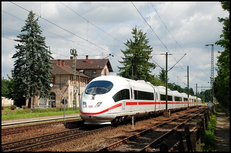 Der ICE-3  Aalen  (403 009/509) bei der Einfahrt in Goldshfe. Der Zug musste 20 Minunten in Goldshfe warten, bevor er zur Taufe nach Aalen fuhr. Aufgenommen am 21.Juni 2008.