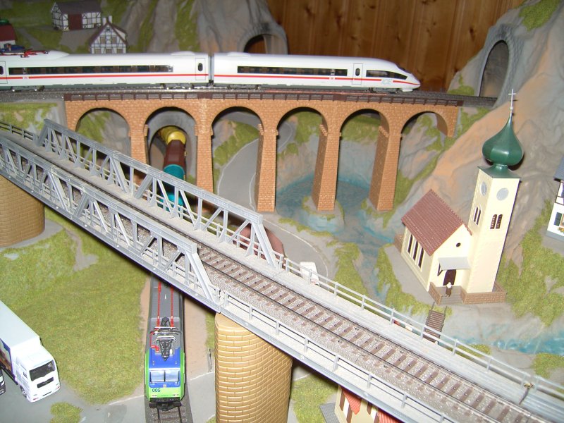 Der ICE 3 auf dem Steinbogenwiadukt und eine BLS Cargo Re 485 mit einem Durchgangs Gterzug am fue der Bergstrecke. 