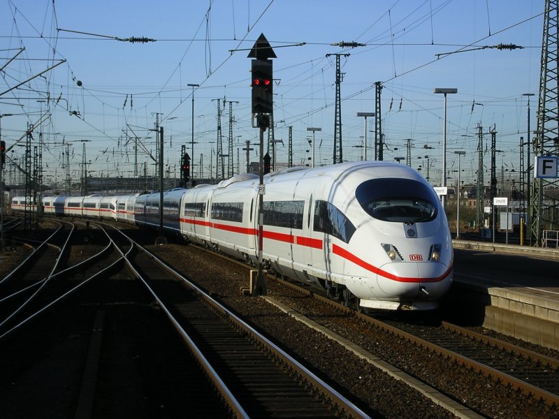 Der ICE 3 Doppel aus Mnchen hat sein Endziel Dortmund Hbf.erreicht,anschlieennd in den Betriebsbahnhof fahren und
in ca. 45 Minuten wieder fr die Rckfahrt nach Mnchen auf Gleis 16 bereitgestellt.(08.02.2008)