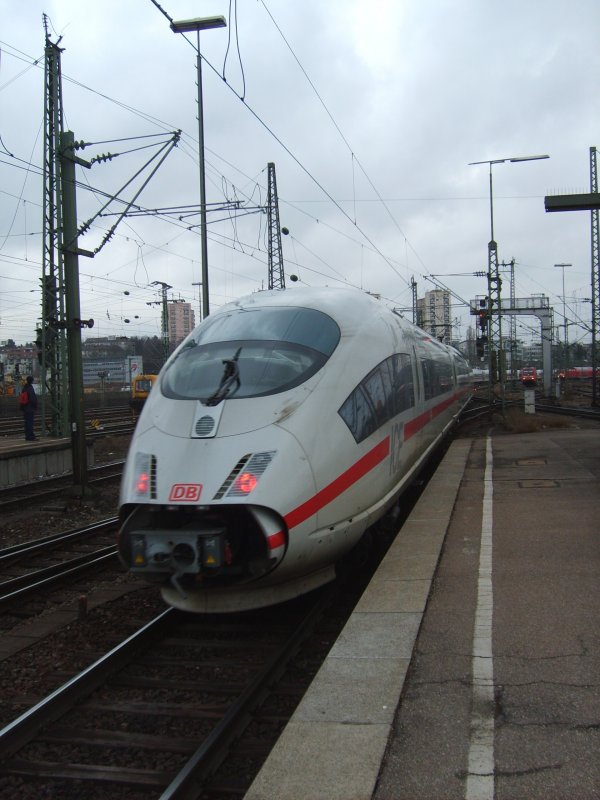 Der ICE 3 f�hrt mit offener Bugklappe weiter nach Mannheim Hbf. 23.02.09