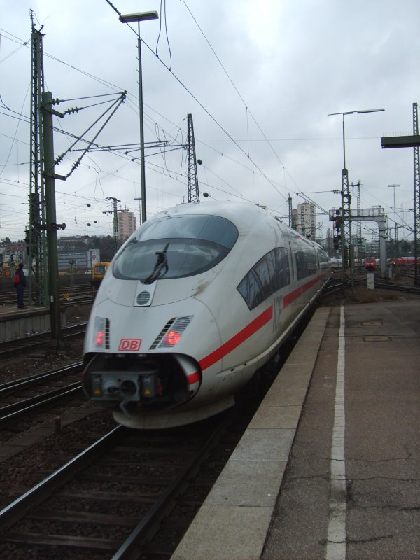 Der ICE 3 fhrt mit offener Bugklappe weiter nach Mannheim Hbf. 23.02.09