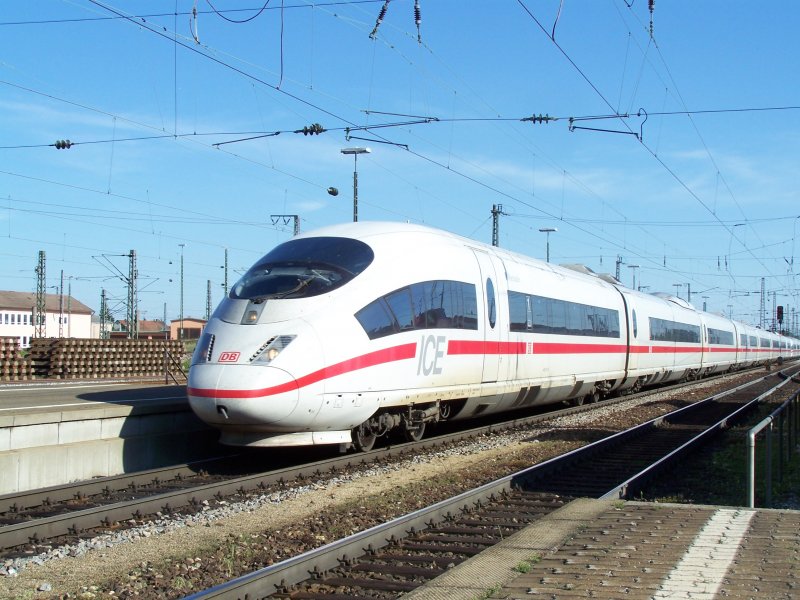 Der ICE-3  Wiesbaden  bei der Einfahrt des Bahnhofs Ingolstadt. Aufgenommen am 20.05.07, dieser Zug fuhr nach Dortmund Hbf.