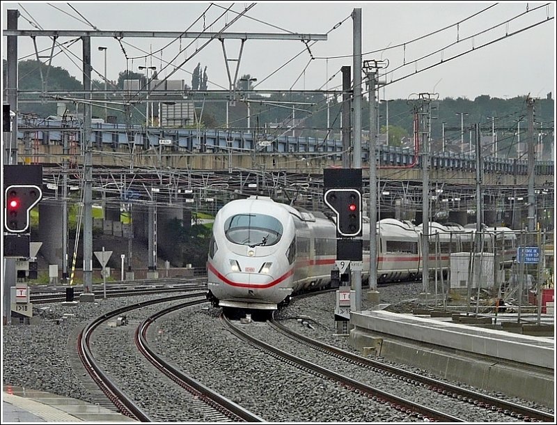 Der ICE 3M 4607  Hannover  kommt aus Bruxelles Midi und bef�hrt am 12.09.08 den neuen Gleisabschnitt im Vorfeld des Bahnhofs Li�ge Guillemins, um nach kurzem Halt seine Reise nach Frankfurt/Main fortzusetzen. (Jeanny)