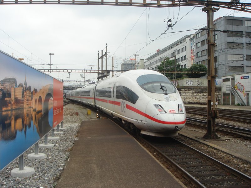Der ICE 504 nach Hannover Hbf bei der Ausfahrt Basel SBB. Aufgenommen am 21.07.07