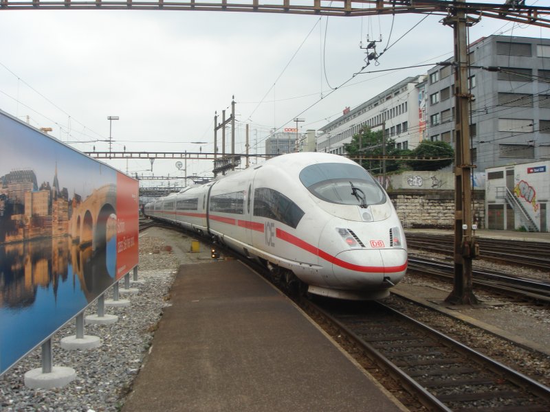 Der ICE 504 nach Hannover Hbf bei der Ausfahrt Basel SBB. Aufgenommen am 21.07.07