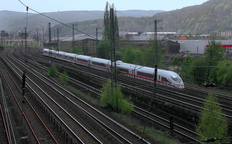 Der ICE 528 Basel-Dortmund, kurz hinter Hagen Hbf.
Aufn. Mai 2003.