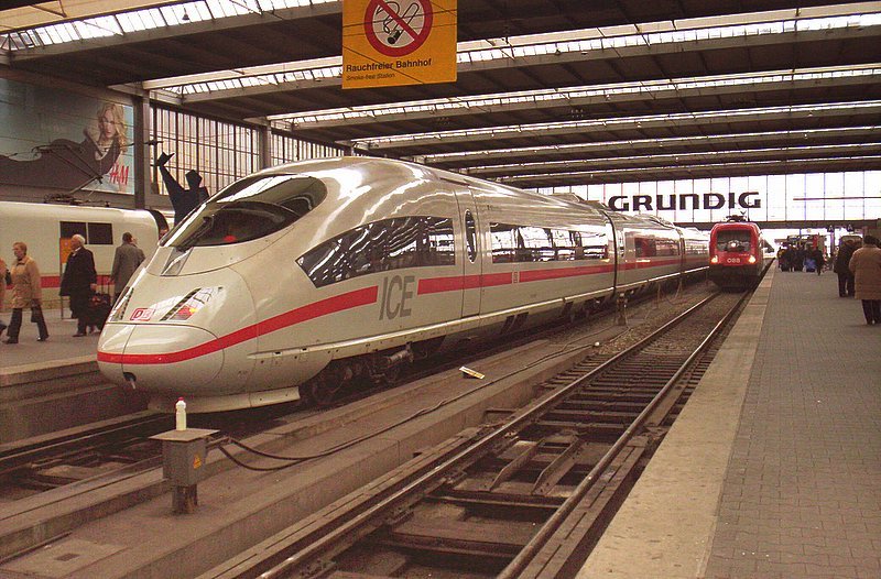 Der ICE 615 aus Dortmund bei der ankunft im Mnchener Hbf am Mittag vom 24.03.2007.