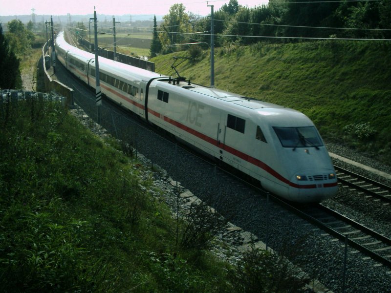 Der ICE 90 Wien - Hamburg durchfhrt gleich eine Kurve zwischen zwei Hgeln in Puchberg bei Wels. [08.10.06]