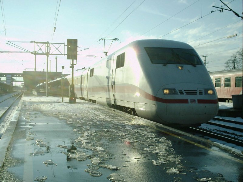 Der ICE 91 Hamburg-Wien bei der Ausfahrt aus dem Hbf Wels, bei Schneeschmelze und krftigen Reflexionen. [28.01.07]