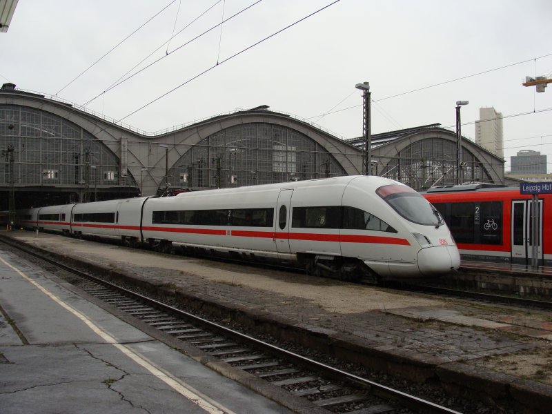 Der ICE aus Innsbruck verlsst nach 5 min. Aufenthalt den Hbf Leipzig in Richtung Berlin Hbf. Fotografiert am 28.03.2009 