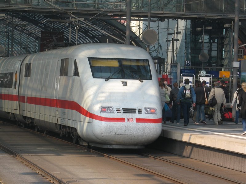 Der ICE der Baureihe 401-017-2 fhrt gerade im Berliner Hauptbahnhof ein, am 5.4.2007.