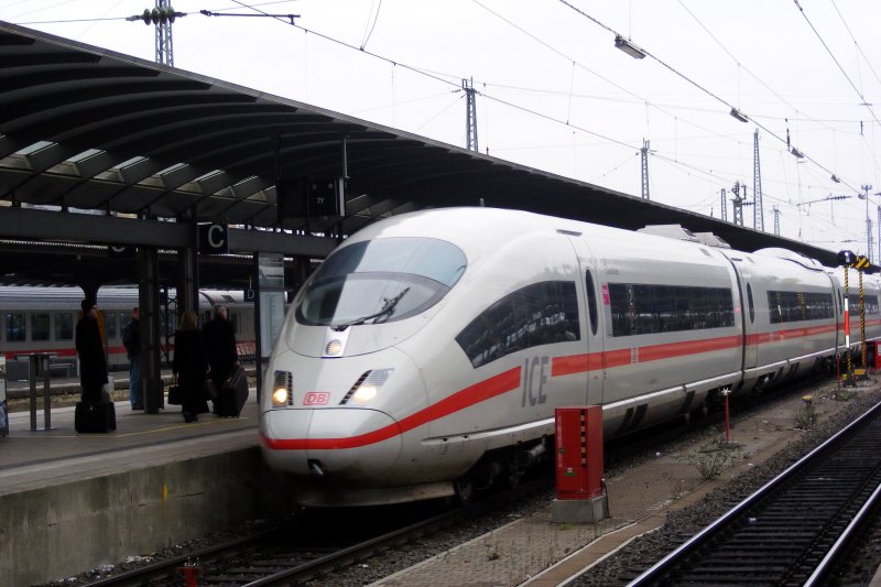 Der ICE fhrt in Frankfurt Hauptbahnhof ein. Der 13.12.08 wurde fr dieses Foto auserkoren.