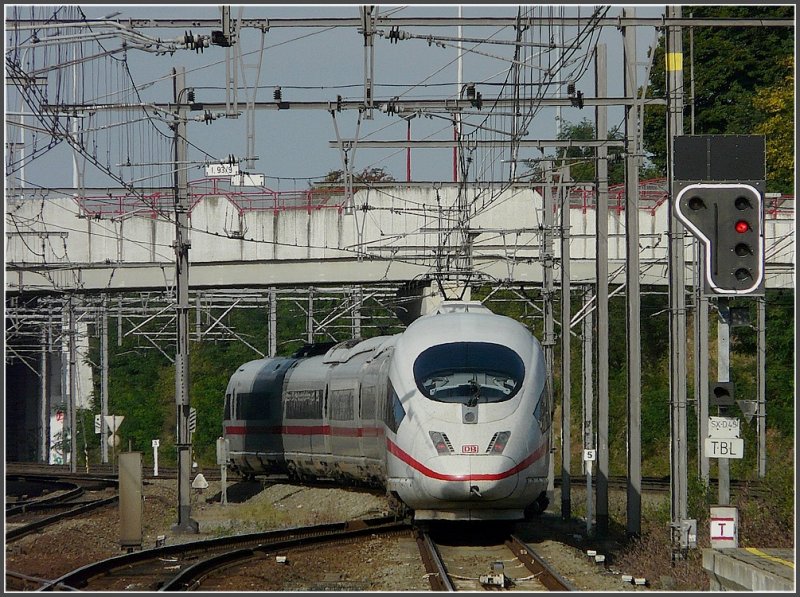 Der ICE hat den Bahnhof von Ans durchfahren und setzt seine Reise in Richtung Brssel fort. 30.08.09 (Jeanny)