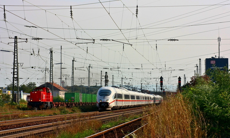 Der ICE kam zur rechten Zeit. Hier eine Parallelfahrt zwischen ICE und AVG M�llzug.
