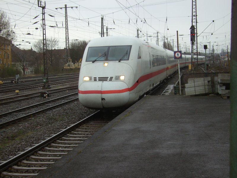 Der ICE nach Berlin-Ostbahnhof erreicht am 12.03.2008 den Bahnhof Hamm.