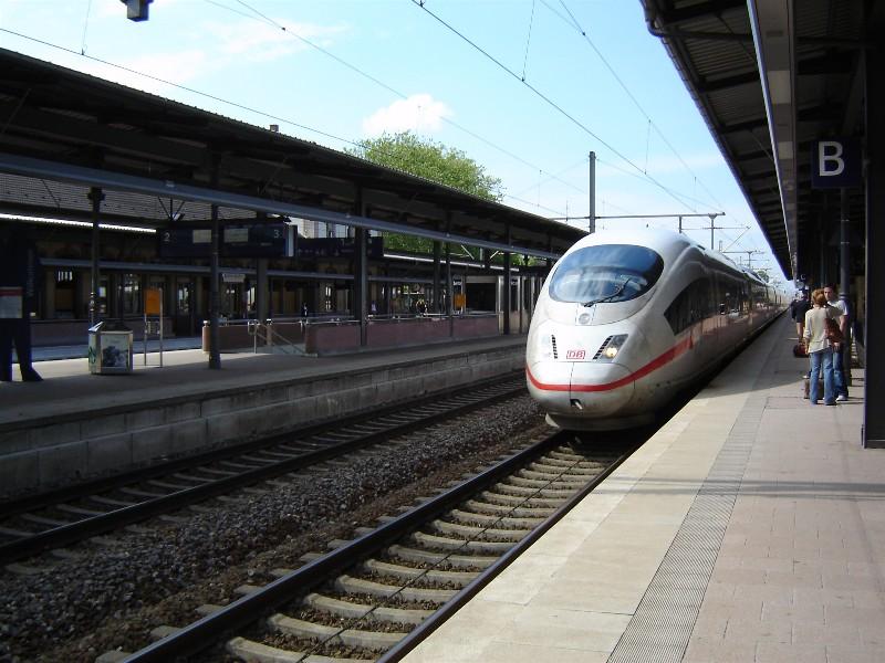 Der ICE  Ravensburg  erhlt einfahrt in den Bahnhof Baden-Baden.