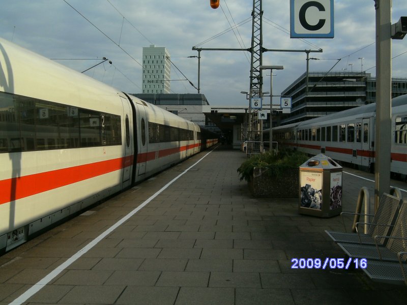 Der ICE Rendsburg in Hamburg Altona am 16. Mai 2009 kurz nach 20 Uhr.