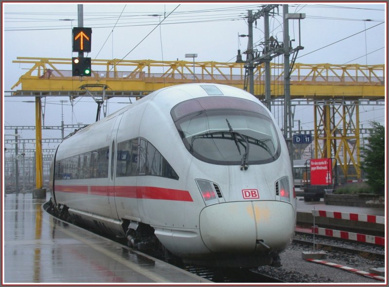 Der ICE-T verlsst die Halle des Zrcher HB und verschwindet im Regen Richtung Stuttgart. (29.05.2007)