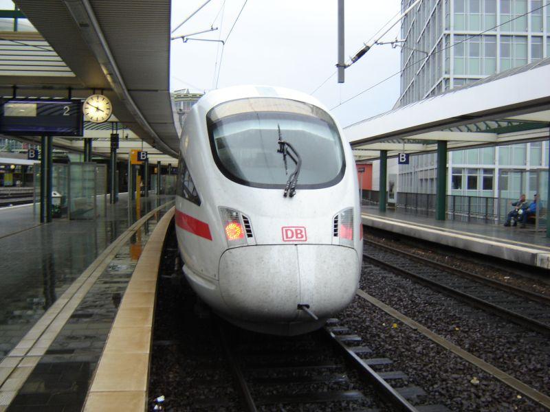 Der ICE-T2 in Berlin Ostbahnhof mit 60 min Versptung.