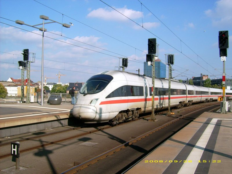 Der ICE-TD als ICE 38 hat Einfahrt in den Berliner Hbf. Fotografiert am 28.09.08.