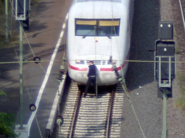 Der ICE-Triebfahrzeugfhrer in hchster Not! (kein Respekt vor dem  High-Tech  - Zug;-) Sorry wegen der schlechten Qualitt, aber es ging nur mit max. Zoom.