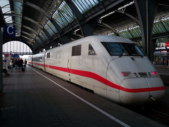 Der ICE-V steht im Hauptbahnhof Karlsruhe. Aufgenommen am 26.10.2009