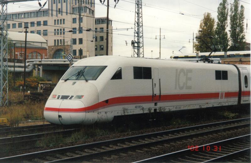 Der ICE vorbei am S-Bahnhof Warschauer-Str