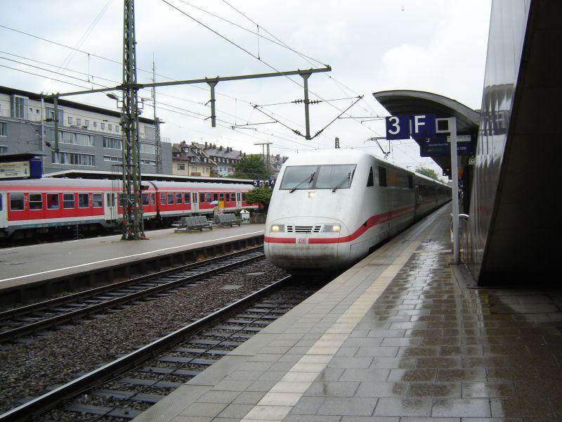 Der ICE1 (401) im Freiburger Hauptbahnhof.