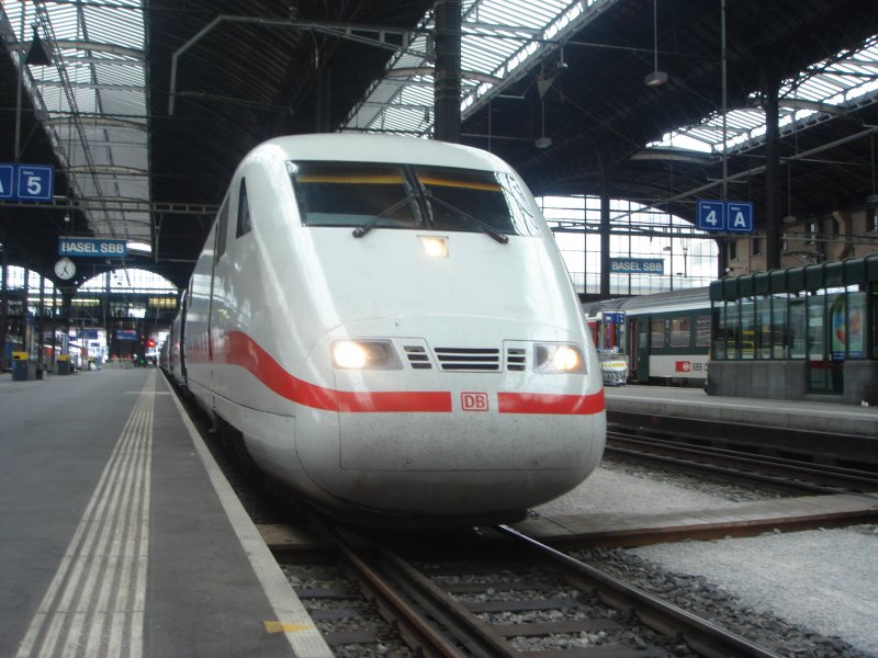 Der ICE1 als ICE 75 nach Zrich Hb. Links sieht man das Bahnhofsschild. Aufgenommen am 21.07.07 Basel SBB