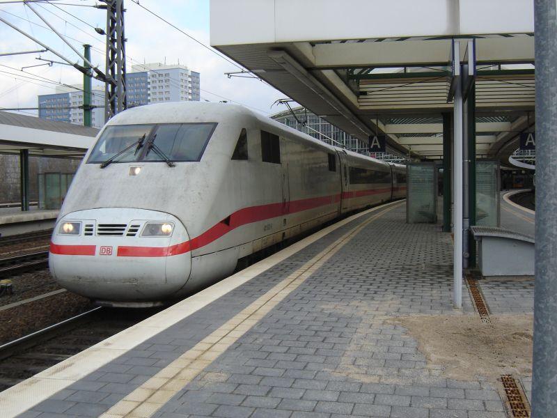 Der ICE1 steht abfahrbereit in Berlin Ostbahnhof.