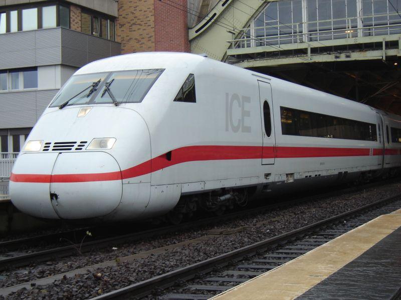 Der ICE2 ist gerade pnktlich eingetroffen in Berlin Ostbahnhof. Der nchste Halt ist das ICE-Werk in Rummelsburg.