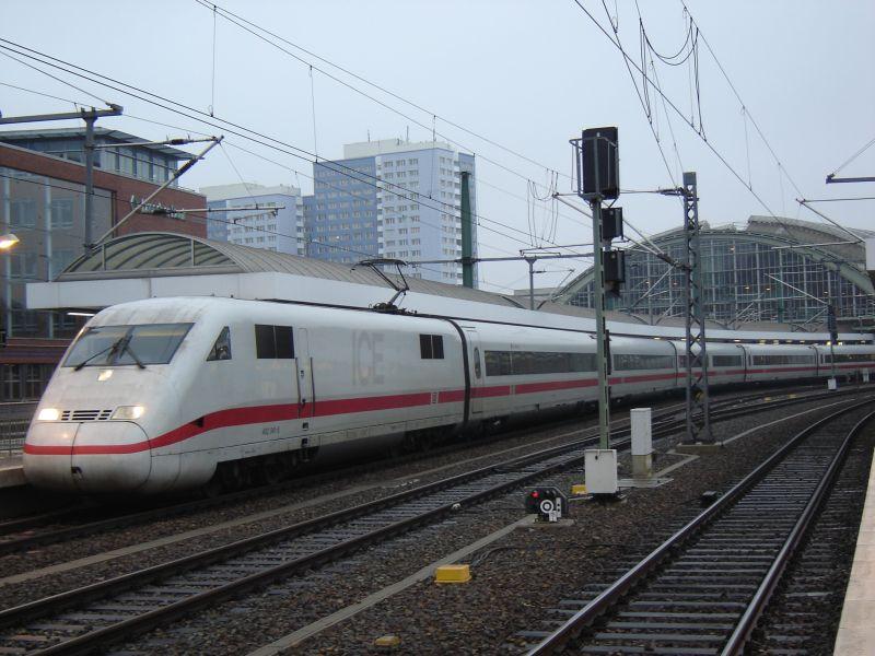 Der ICE2 steht abfahrbereit im Berliner Ostbahnhof.