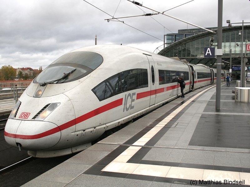 Der ICE3  Augsburg  wartet in Berlin-Hauptbahnhof auf das Abfahrtsignal. Diese Baureihe bekommt man zur Zeit nur zwei mal die Woche in Berlin zu gesicht. (12.11.2006)