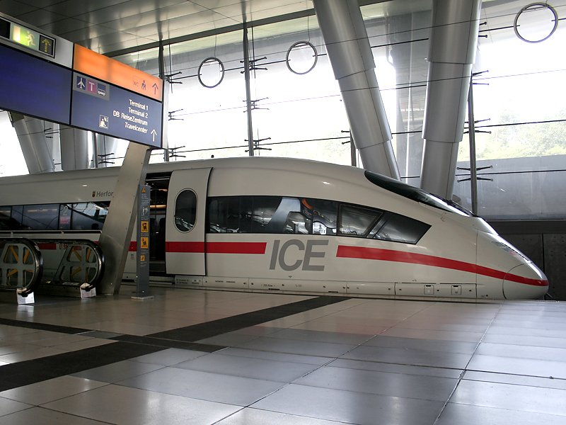 Der ICE3 kurz vor der Abfahrt in Frankfurt a.M. Flughafen.
(29.08.2007)