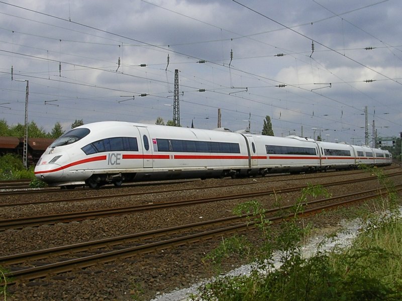 Der ICE3 mit den Endwagen 403 527/403 027 f�hrt vom Dortmunder
Betriebsbahnhof gereinigt nach Essen Hbf.,wo dieser als ICE 725
von Essen Hbf. nach M�nchen Hbf. eingesetzt wird.(20.08.2008)