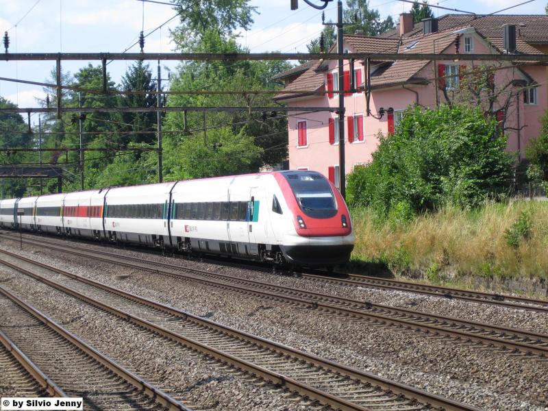 Der ICN 2125 nach Konstanz wurde am 13.7.05 durch einen namenlosen RABDe 500 gefhrt, aufgenommen zwischen Winterthur und Oberwinterthur. 