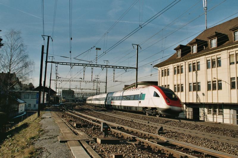 Der ICN, am 5.2.04 bei der Ausfahrt aus dem Bahnhof Lenzburg