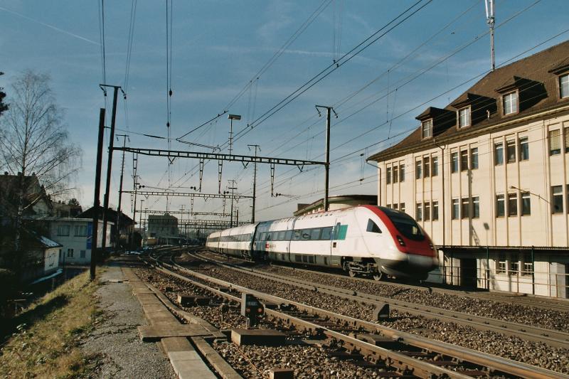 Der ICN, am 5.2.04 bei der Ausfahrt aus dem Bahnhof Lenzburg