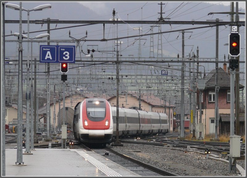 Der ICN aus Genve Aroport fhrt in Delmont ein, um hier die Richtung fr die Weiterfahrt nach Basel zu ndern. (23.11.2007)