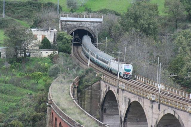 Der ICplus 522 von Reggio di Calabria nach Roma Termini verlt das Nordportal des Torchiara-Tunnels, 08.12.2007