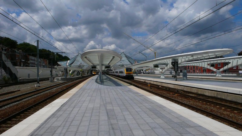 Der Imposante Bahnhof Lige Guillemins vom Architekt Santiago Calatrava am 20.07.09