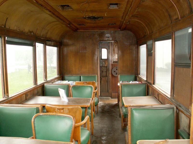 Der Innenraum des ehem.MITROPA Speisewagens B4 161(1928)bei der RhB.Von seinem einstigen Glanz ist nichts mehr geblieben.Das
soll sich jetzt ndern.Der Wagen soll als Piano Barwagen mit neuer
Farbgebung(wie die Pullmanwagen)umgebaut werden.Landquart 29.94.06