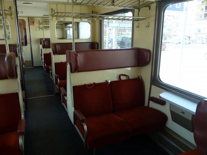 Der Innenraum eines roten Schlierenwagens ohne Zierstreifen. (19.04.09, Krems an der Donau)