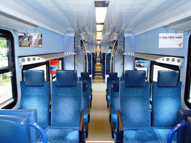 Der Innenraum eines Triebwagens der Berner-Oberland Bahn. 