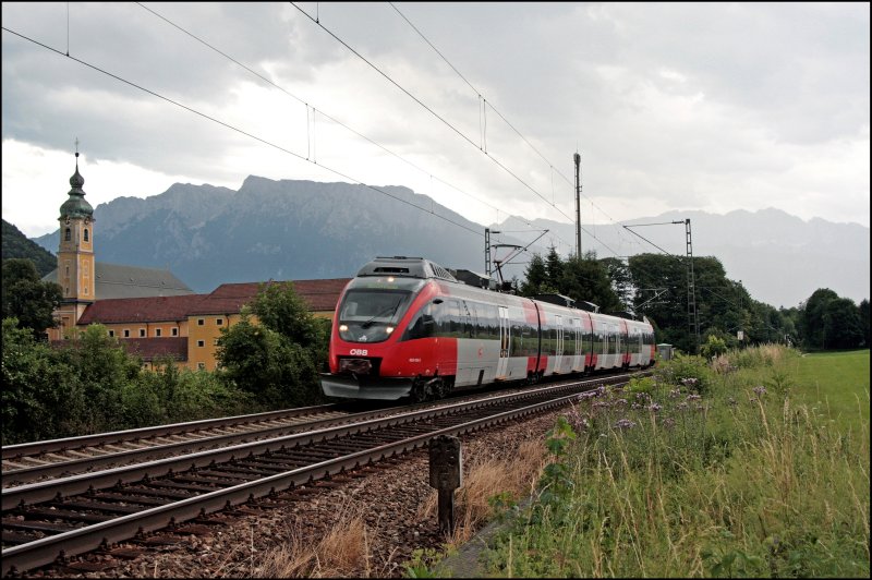 Der Innsbrucker 4024 066 flchtet als RB 5118, von Telfs-Pfaffenhofen nach Rosenheim, vor dem Regen.... (06.07.2008)

