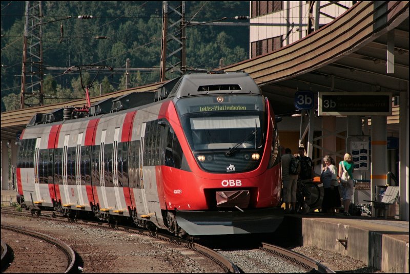 Der Innsbrucker 4024 072 hat auf der Reise als RB 5125 von Rosenheim komment den Bahnhof Kufstein erreicht. Nach kurzem Stop geht die Fahrt als R 5125 nach Telfs-Pfaffenhofen weiter. Seit dem Fahrplanwechsel werden die Regionalzge zwischen Rosenheim und Kufstein als RB (Regionalbahn), zwischen Kufstein und Hall i.Tirol als R1 (Regionalzug), und zwischen Hall i.Tirol und Innsbruck/Telfs-Pfaffenhofen als S-Bahn (S1) gefhrt. 
