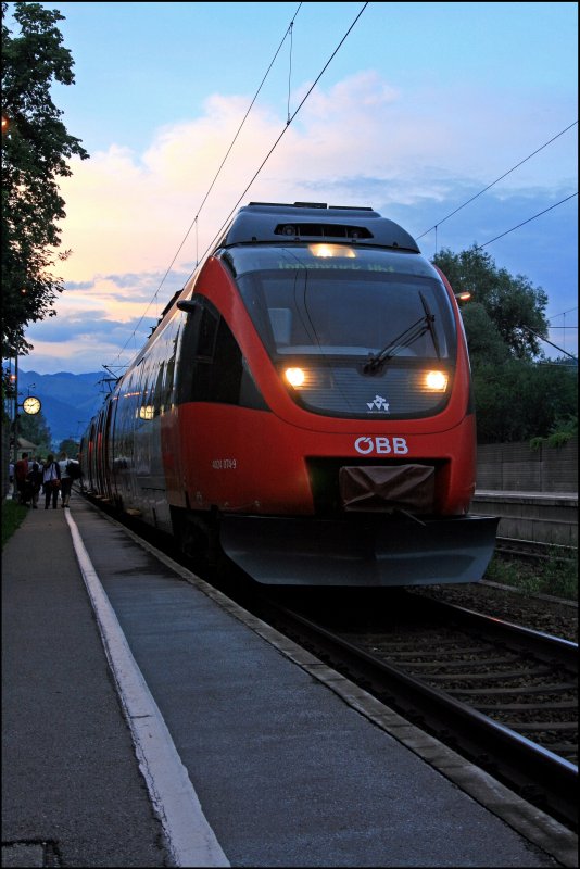 Der Innsbrucker 4024 074 hat um 21:10 Uhr als RB 5133 den Bahnhof Kiefersfelden erreicht. Ziel ist Telfs-Pfaffenhofen. (06.07.2008)
