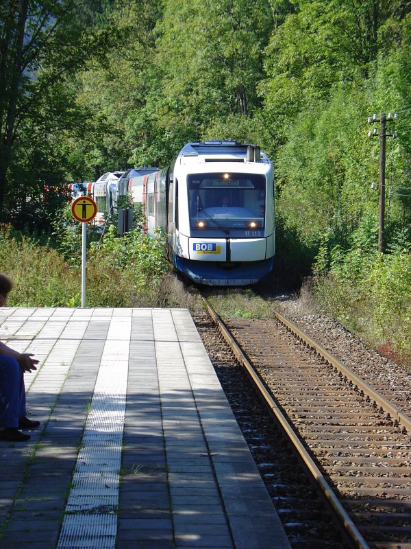 Der Integral VT 113 als Doppeltraktion der BOB gegen 14.00 Uhr bei seiner Einfahrt am Haltepunkt Geitau am 21.10.2006