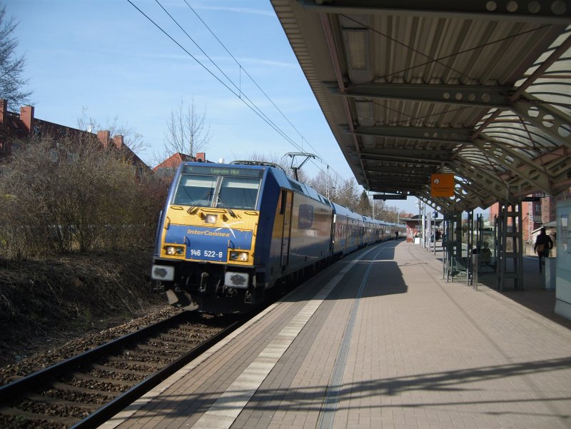 Der Inter Connex fhrt mit fotografierfreundlicher langsamer Geschwindigkeit durch den Hp. Rostock-Parkstrae und erreicht in wenigen Minuten Rostock Hbf
03.04.09
