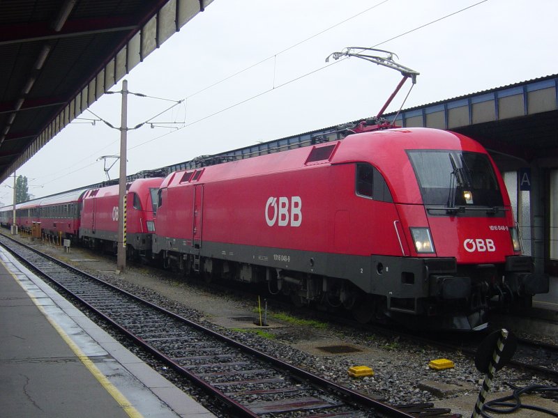Der InterCity aus Villach, mit zwei Taurus-Loks (ein 1016 und ein 1116) ist gerade eingefahren im Sdbahnhof von Wien. 